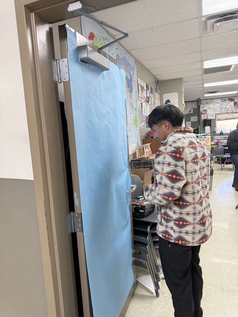 high school students decorating for the holidays