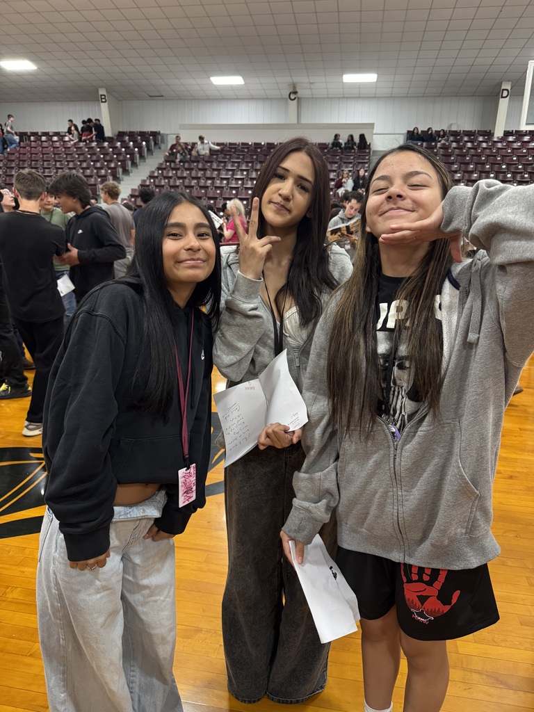 students signing each others yearbooks