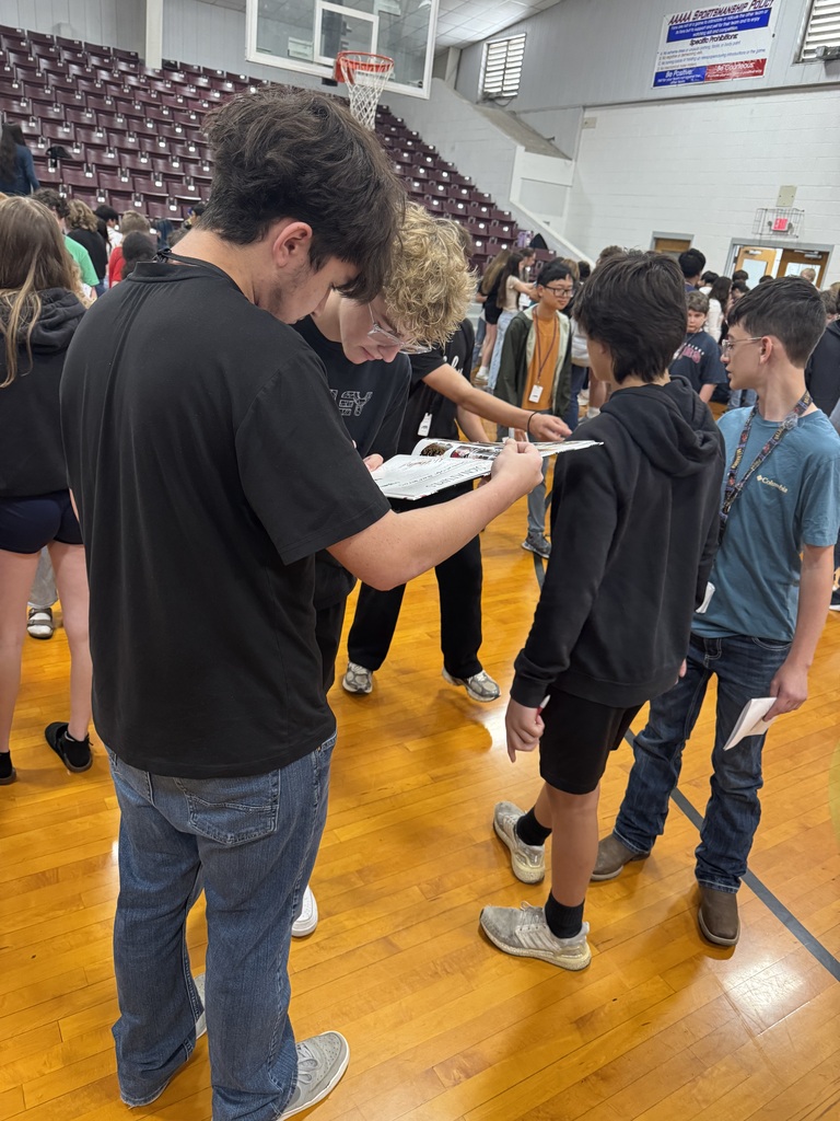 students signing each others yearbooks