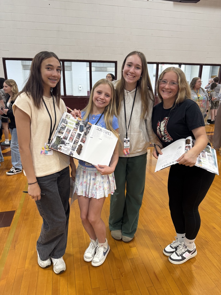 students signing each others yearbooks