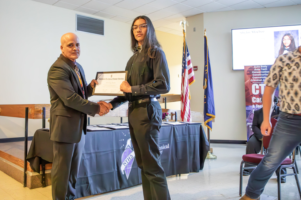 Shylor Maybee receiving certificate