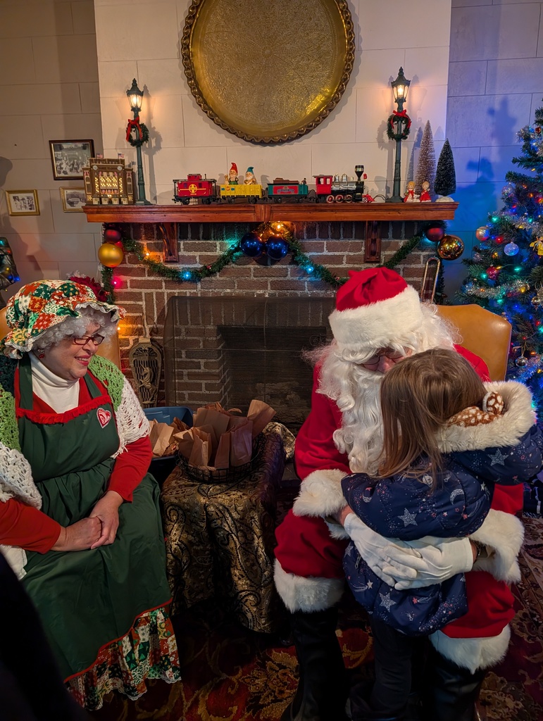 child with Santa & Mrs. Claus