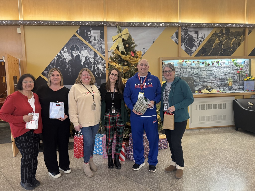Sandy, Jaime, Lisa, Katie, Jesse & Stephenie in lobby by Christmas tree