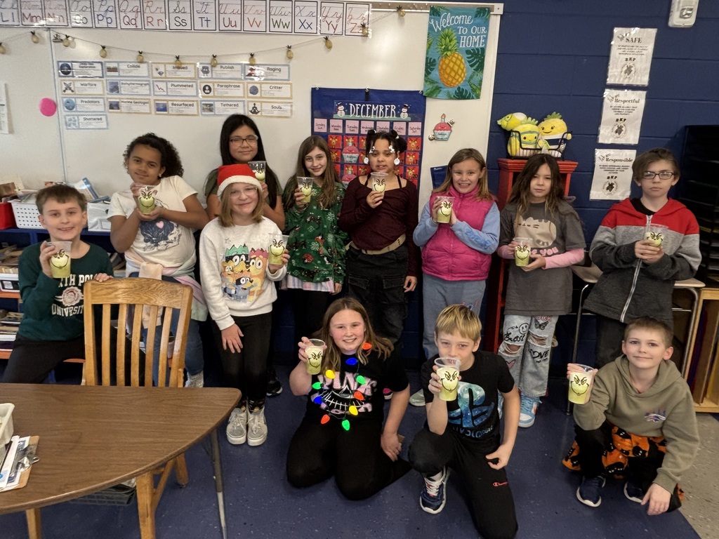 4th grade students holding grinch drinks