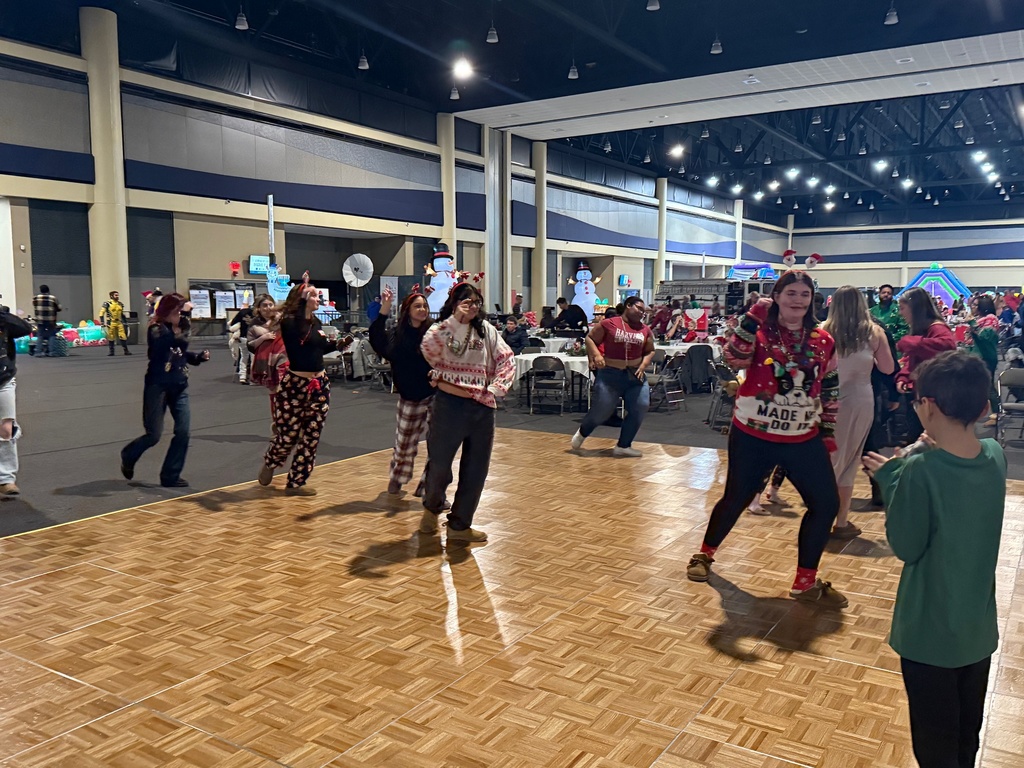 Students dance on the dance floor. 