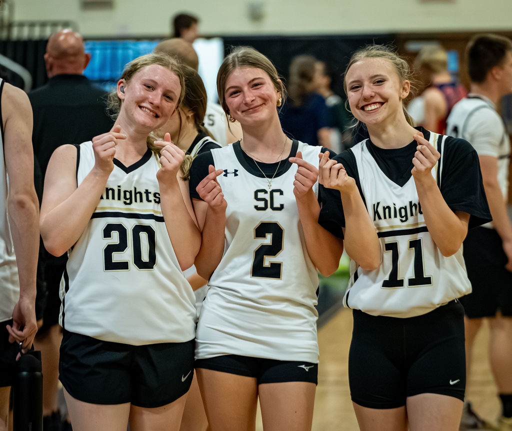 three girls snapping their fingers