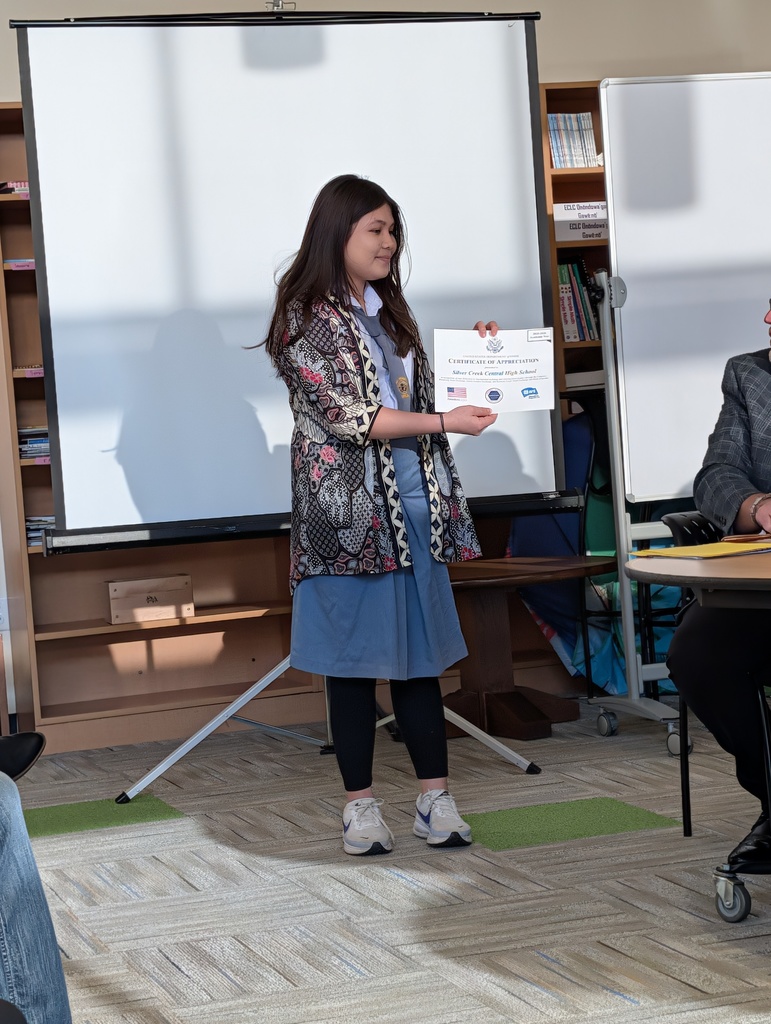 Elisabeth presents the certificate