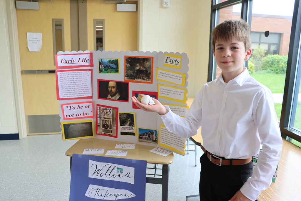 A student dressed as William Shakespeare holding a skull. 