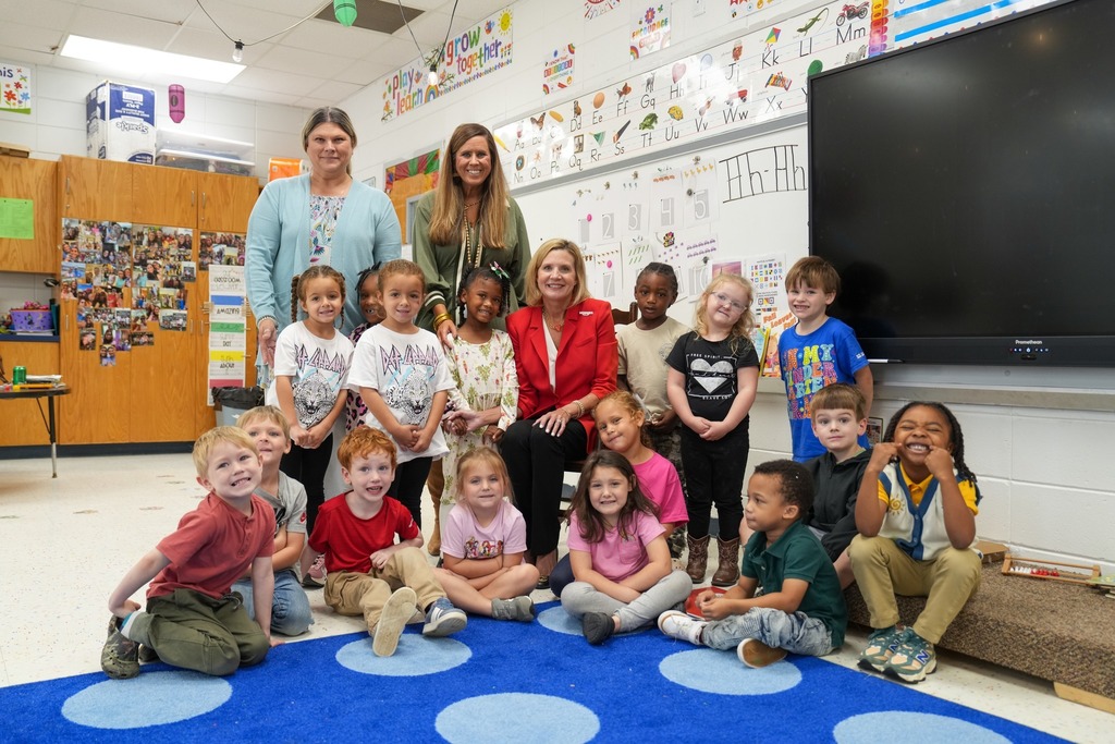 First Lady of Mississippi, Elee Reeves, and  Pre-K students. 