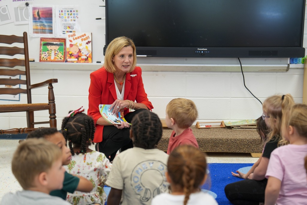 First Lady of Mississippi, Elee Reeves, reading to Pre-K students. 