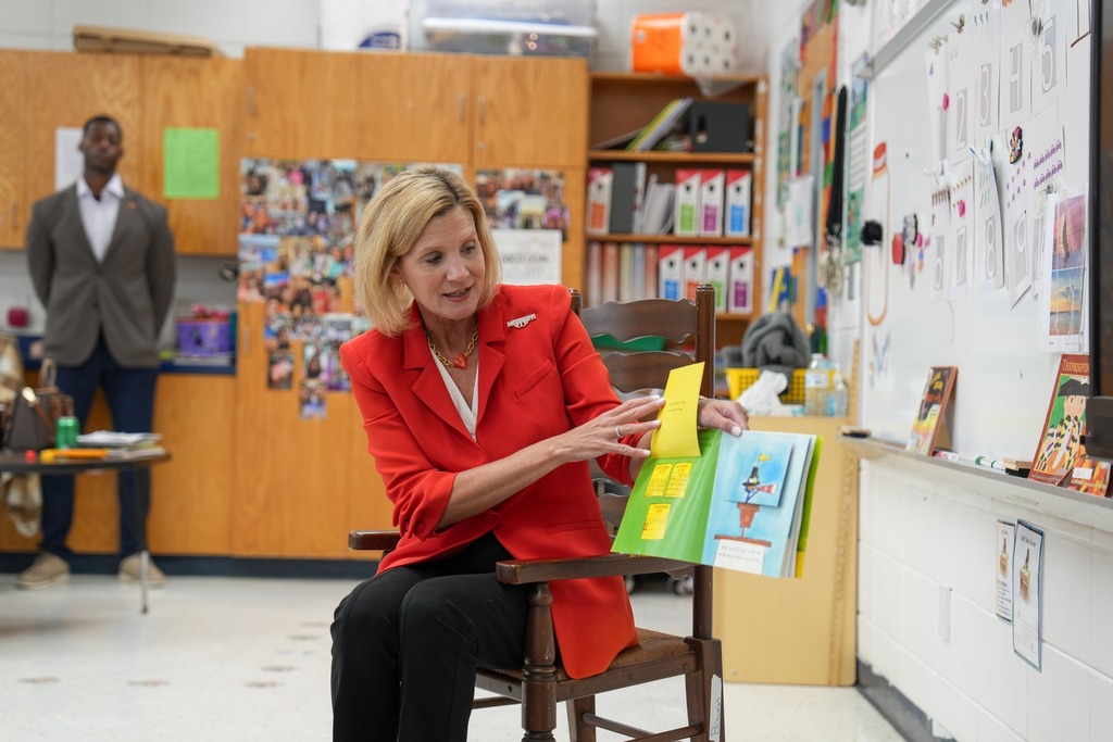 First Lady of Mississippi, Elee Reeves, reading to Pre-K students. 