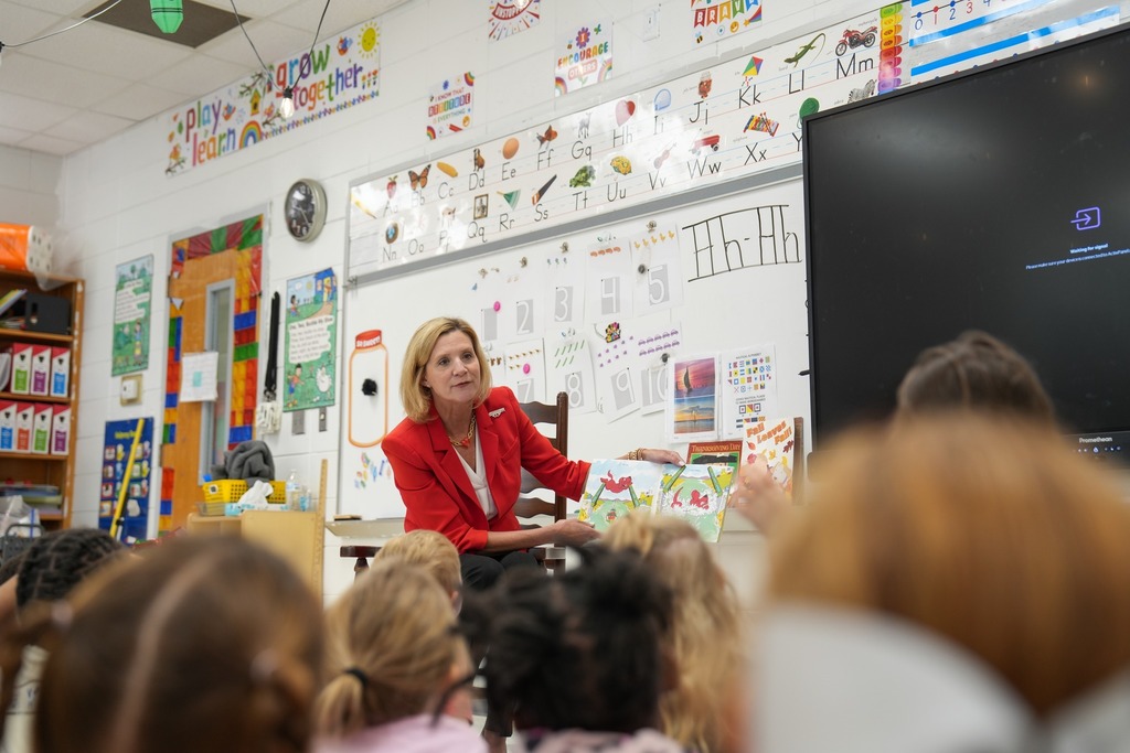 First Lady of Mississippi, Elee Reeves, reading to Pre-K students. 