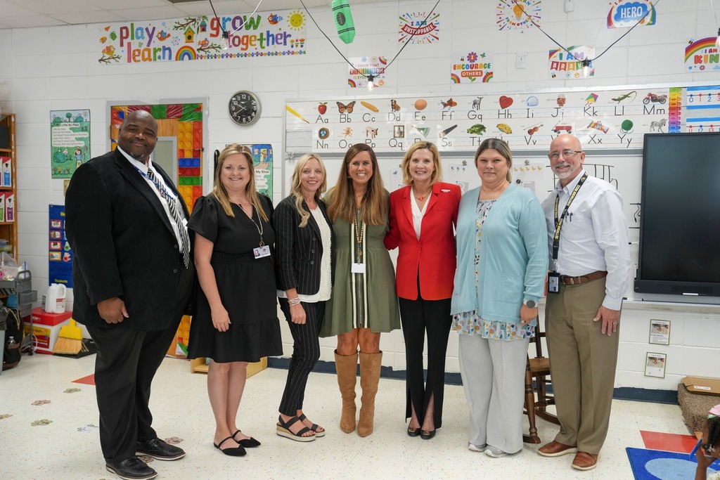 SCSD Staff and First Lady of Mississippi, Elee Reeves.