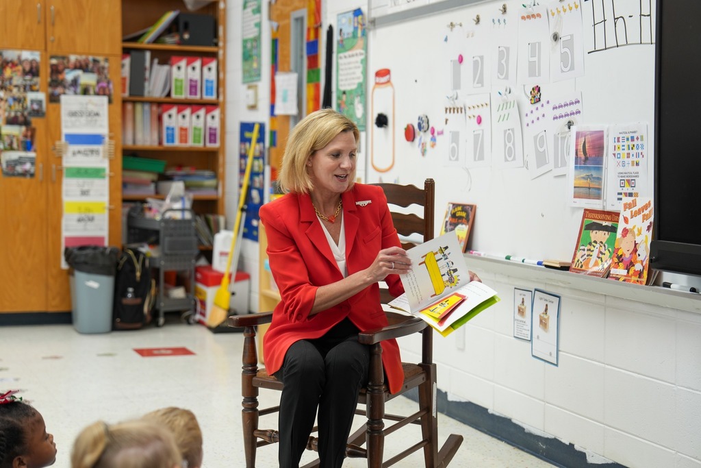 First Lady of Mississippi, Elee Reeves, reading to Pre-K students. 