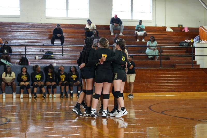 Mendenhall volleyball players
