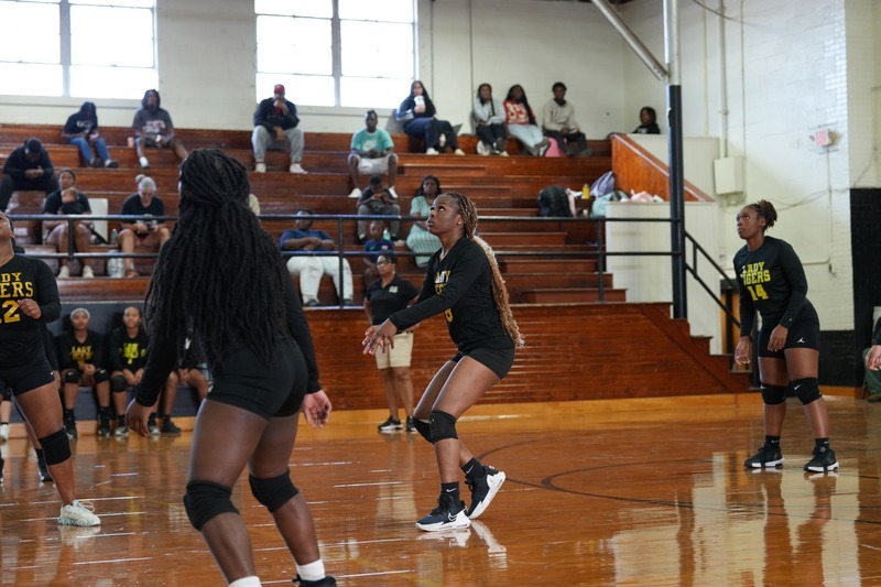 Mendenhall volleyball players