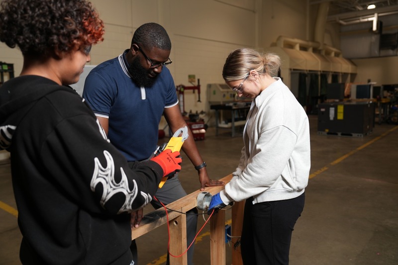 HVACR students and instructor