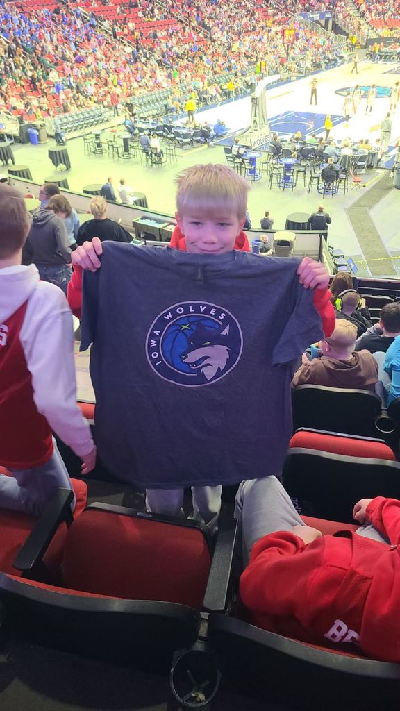 students at iowa wolves game