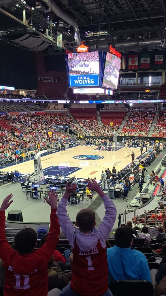 students at iowa wolves game
