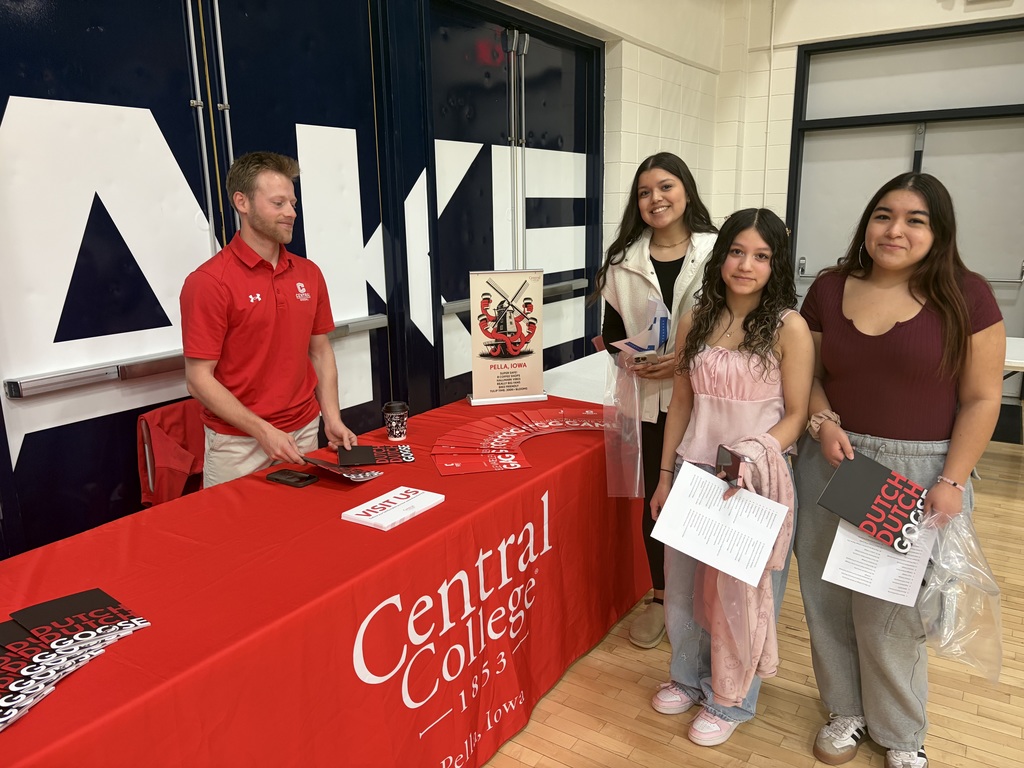 Juniors talking to the Central College rep