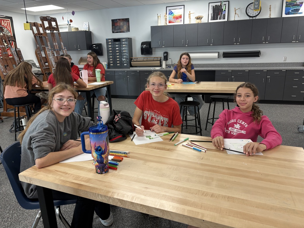 Students learning about Art at Iowa Central