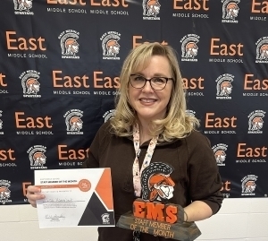 Lisa Hamerlinck holds certificate