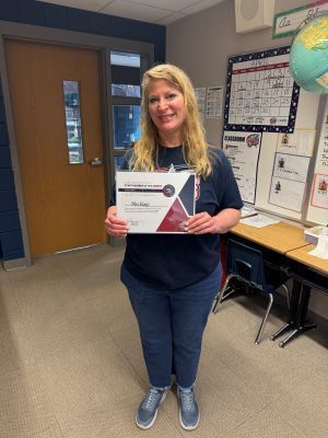 Cia Koop holds a certificate