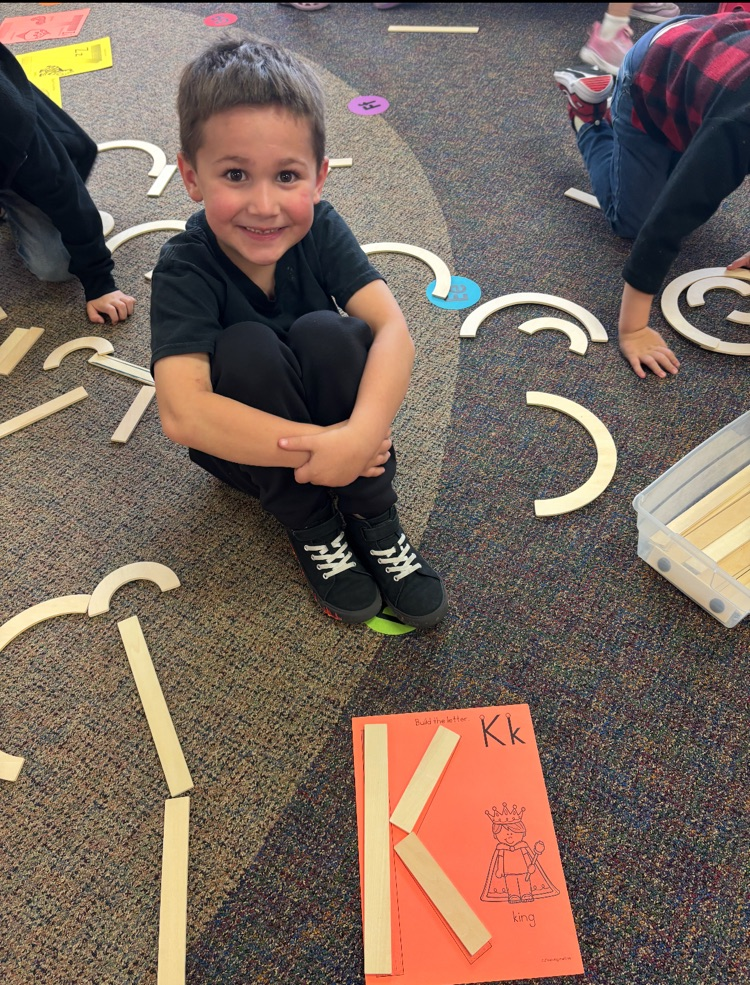 kindergarteners making letters out of lines 