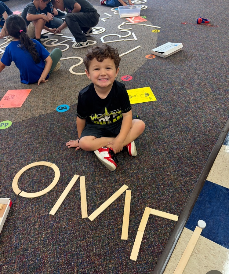 kindergarteners making letters out of lines 