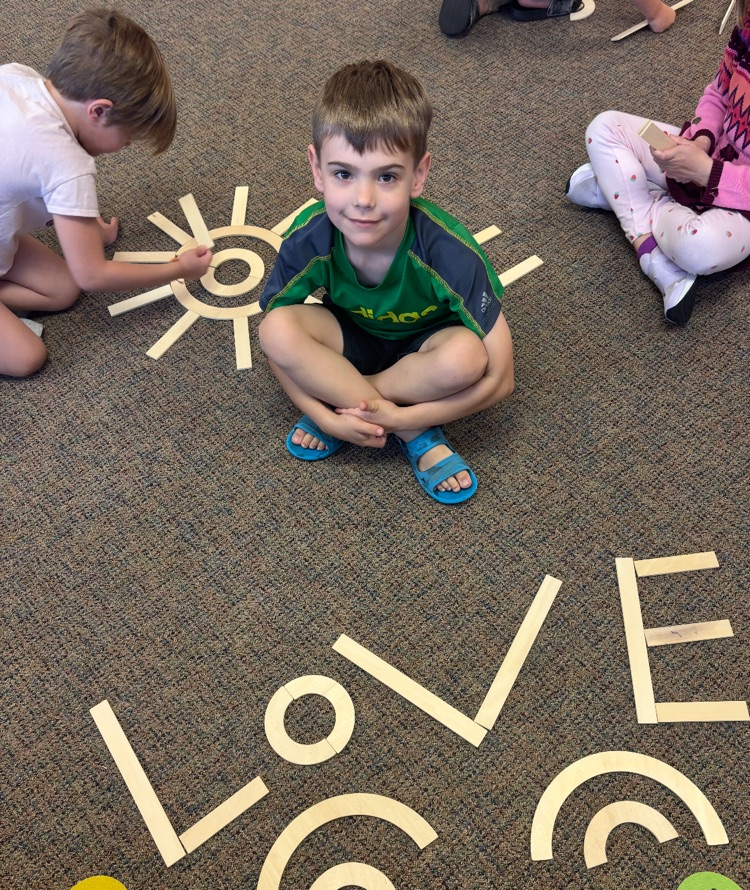 kindergarteners making letters out of lines 