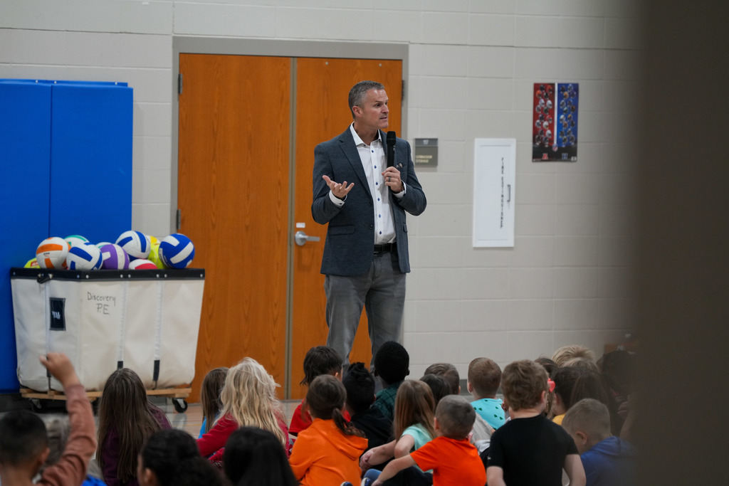 Mayor Paul Ten Haken talks to students at Discovery Elementary