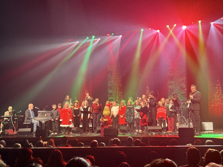 treble makers choir performance at the Hegg brothers holiday jam 