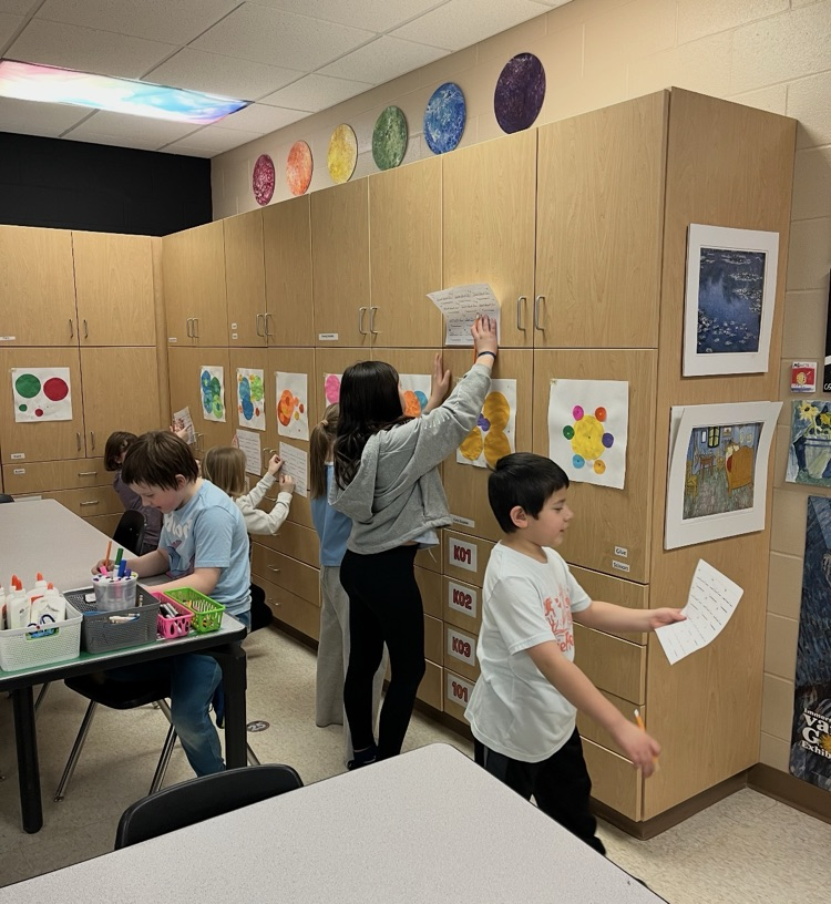 2nd graders looking at artwork 