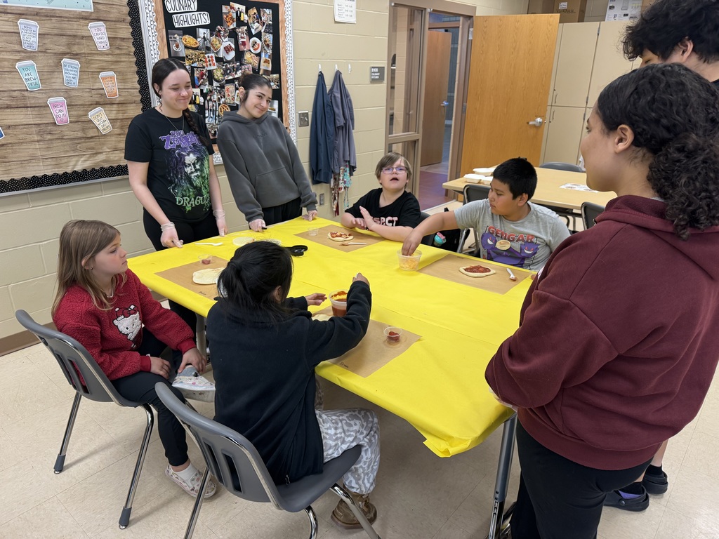 Garfield Elementary students in Culinary making their own pizza
