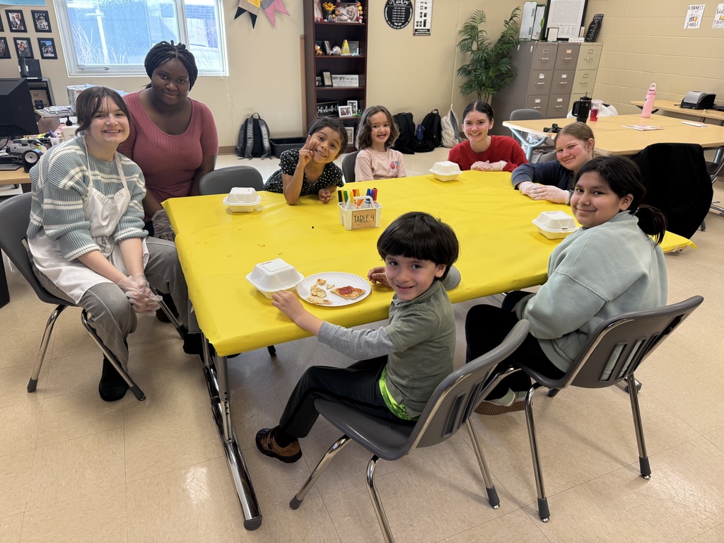 Garfield Elementary students in Culinary making their own pizza