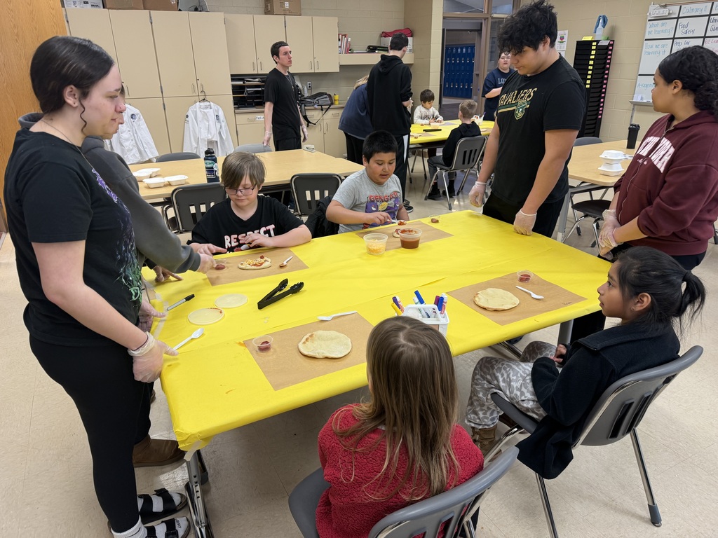 Garfield Elementary students in Culinary making their own pizza
