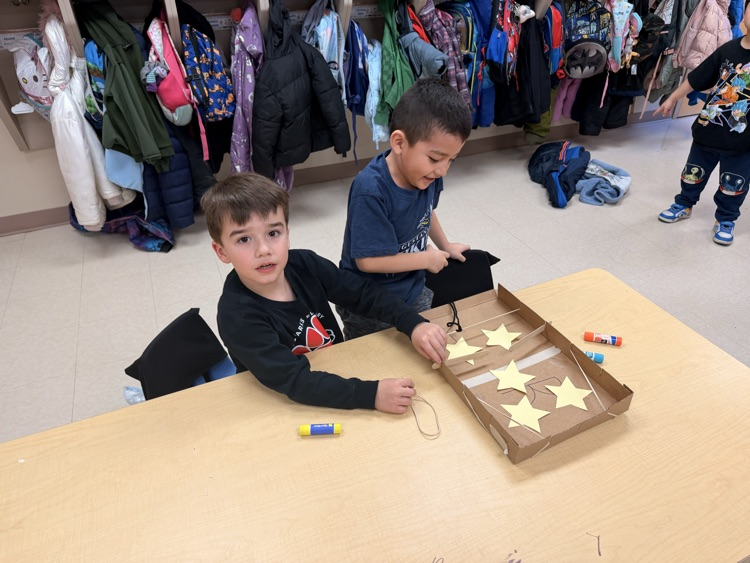 2 students working together 