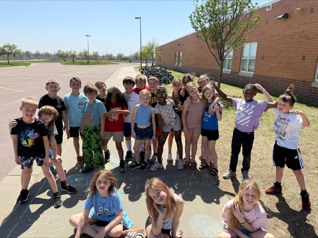 Group photo of students outside. 