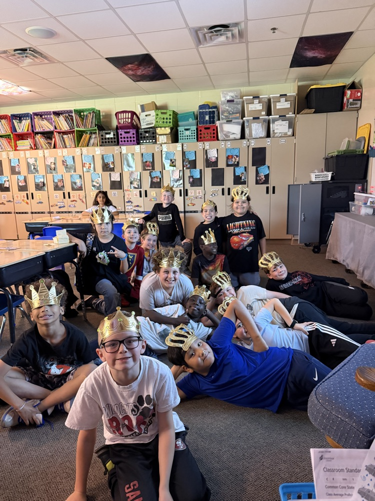 boys wearing crowns for king day