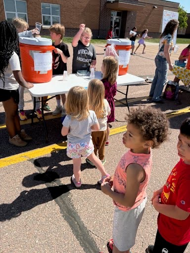 Headstart students getting lemonade