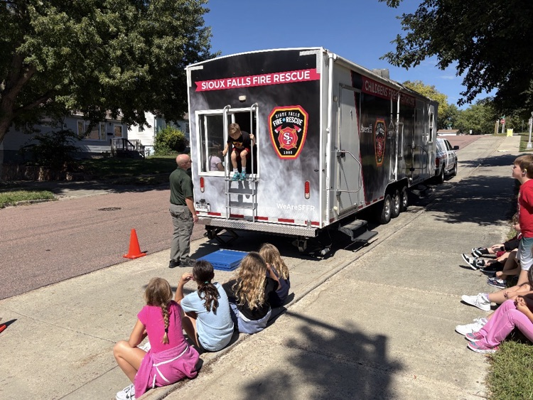 3rd graders in the fire safety house