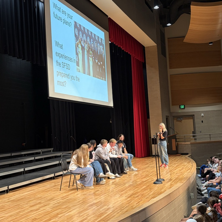 Washington Homecoming court speak with students
