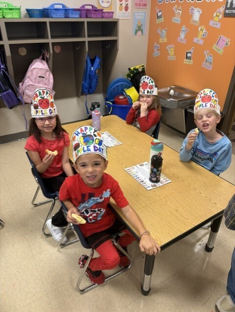 K01 tasting different kinds of apples.