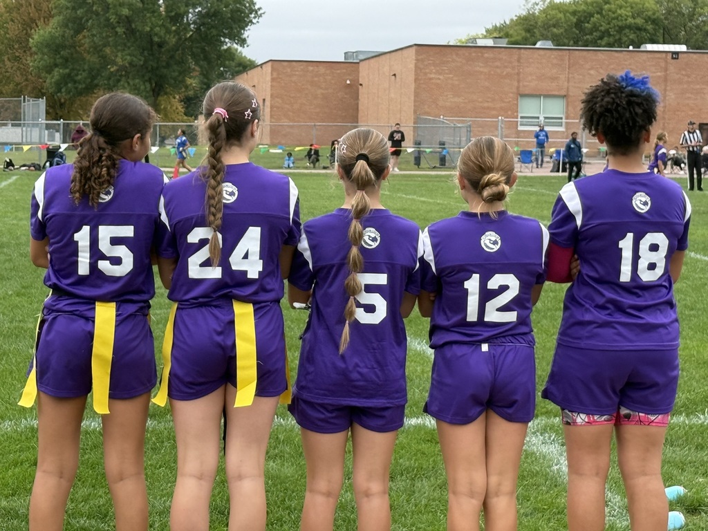 5 flag football players lined up. 