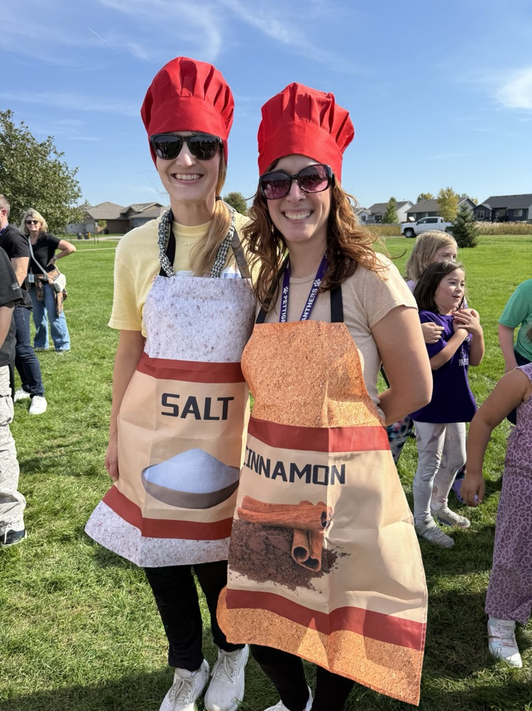 teachers dressed as condiments 