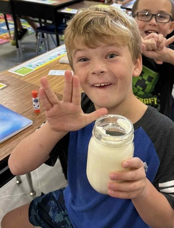 SIVELLS BEND ISD
Mrs. Downey’s 1st and 2nd grade have been reading books that talk about churning butter. So today, the whole class made some butter and tasted it on a cracker. It was delicious!!