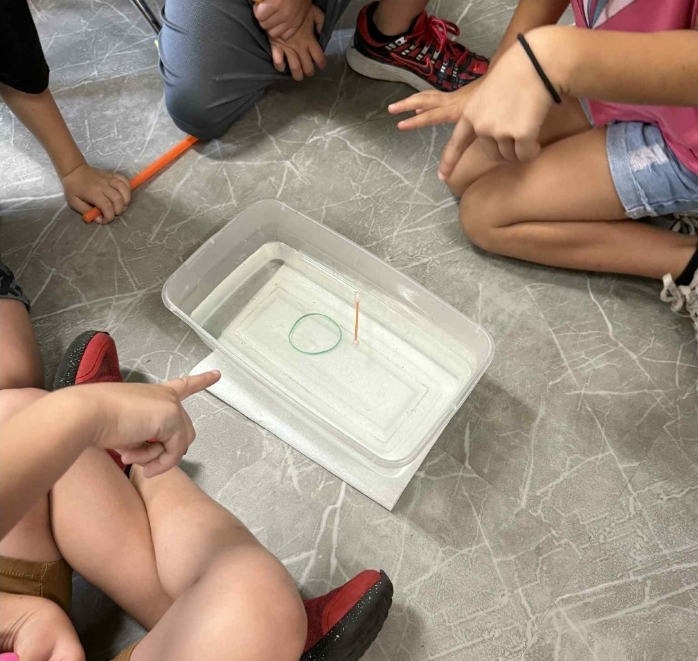 SIVELLS BEND ISD
Mrs. Downey’s 1st and 2nd grade have been learning how to classify matter. They used sink or float to classify items. There were some surprises with what floated!