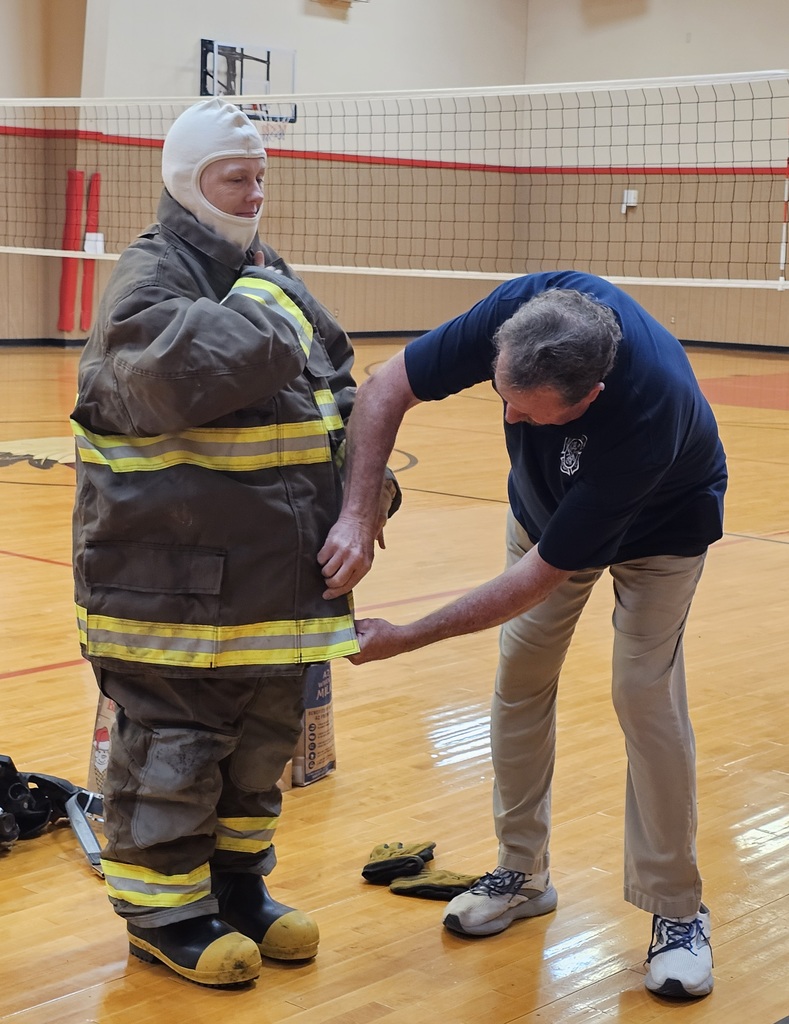 Sivells Bend ISD -
October is Fire Prevention Month. The Moss Lake Volunteer Fire Department visited SBISD and talked to the students about Fire Safety.
We are very grateful that the MLVFD took time to visit Sivells Bend School to talk about fire safety.