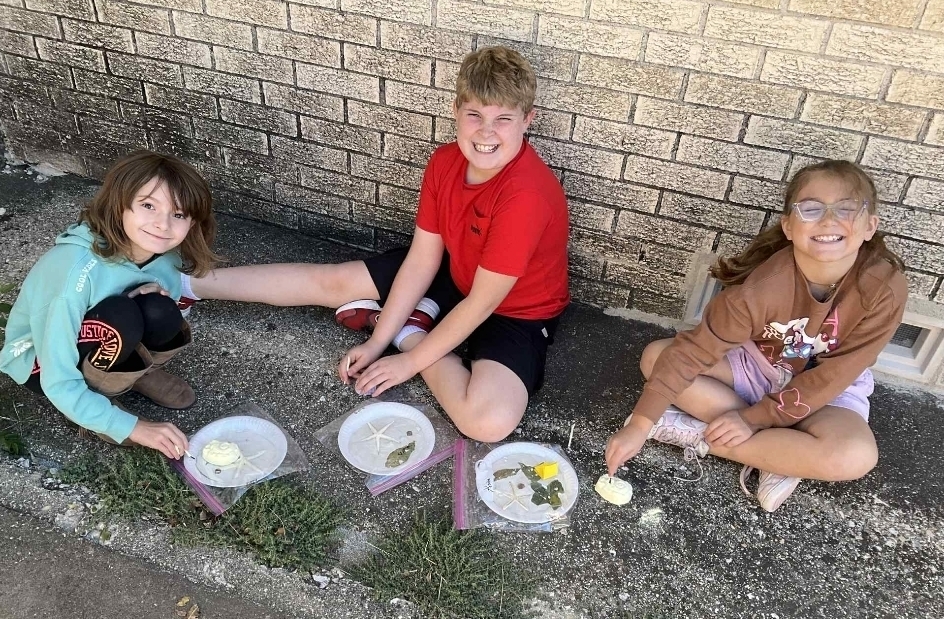 SIVELLS BEND ISD
3rd and 4th graders had fun making their own mold fossils. Then, they used their archeologist tools to dig out real fossils and colorful rocks.