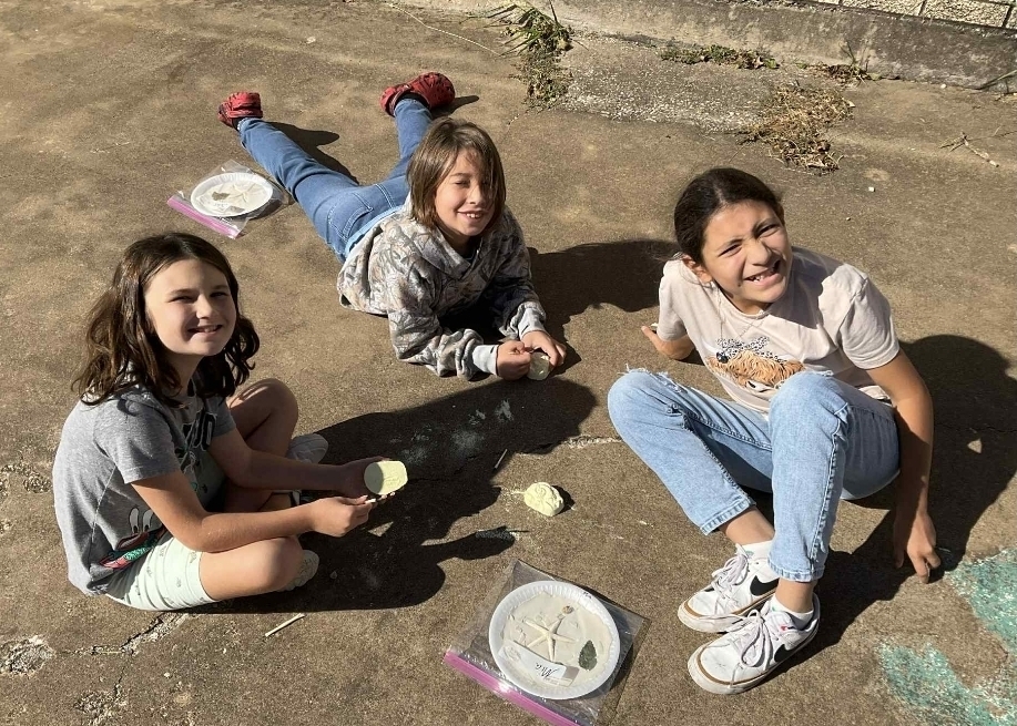 SIVELLS BEND ISD
3rd and 4th graders had fun making their own mold fossils. Then, they used their archeologist tools to dig out real fossils and colorful rocks.